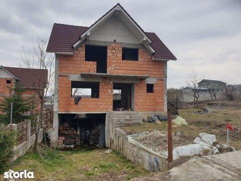 Casa P+M cu 5 arii , strada linistita zona Vest