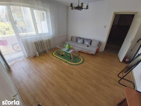 Apartament 3 camere,Etaj 3 din 4, Zona Centrala - Str. Banu Maracine