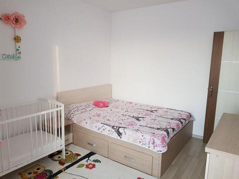 Proprietar, inchiriez apartament cu 3 camere, mobilat lux