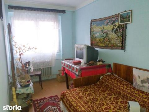 Apartament 3 camere, zona Milcov