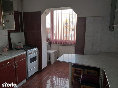 Inchiriez apartament 3 camere zona Intim