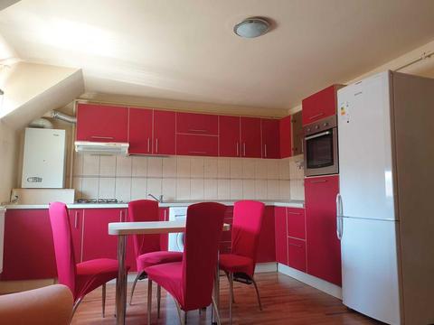 Închiriez apartament mansarda zona strand