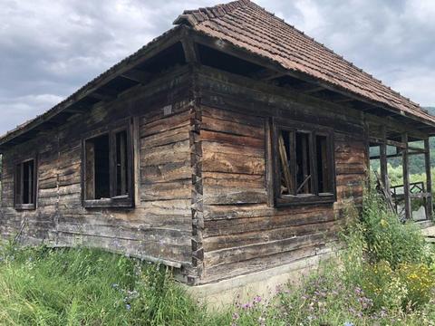 Casa veche din lemn de stejar pentru relocare