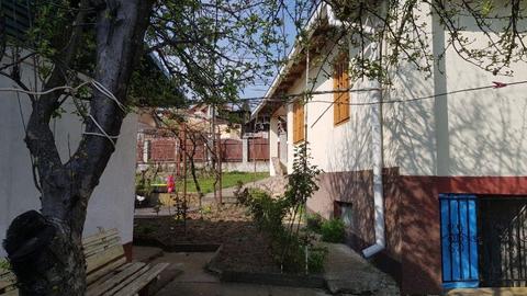 Proprietate cu 2 corpuri de casa trainice in zona de deal, Prahova