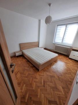 Chirie apartament cu 3 camere si garaj ,zona centrala