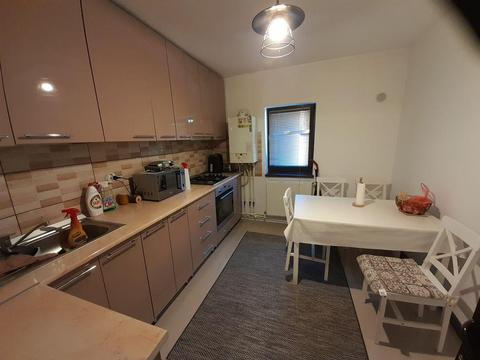Apartament 4 camere de închiriat