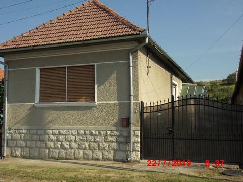 Casă familială situată ultracentral în Alesd cu teren de 1500mp