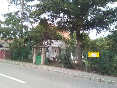 Vand teren cu casa pe str. Izvorului(3min. de la Gara CFR)