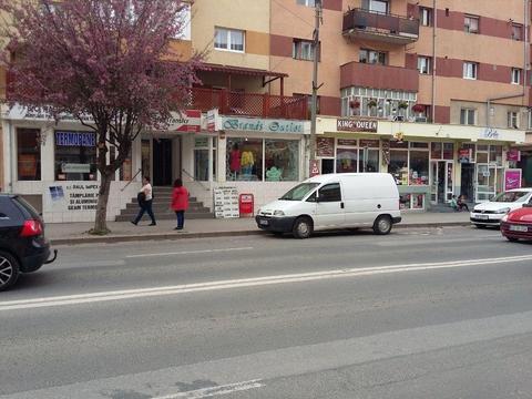 Inchiriez spatiu comercial, bd. Revolutiei, langa piata
