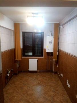 Inchiriez apartament, parter bloc