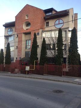 Vand apartament(mansarda)pe strada zorilor bl.20