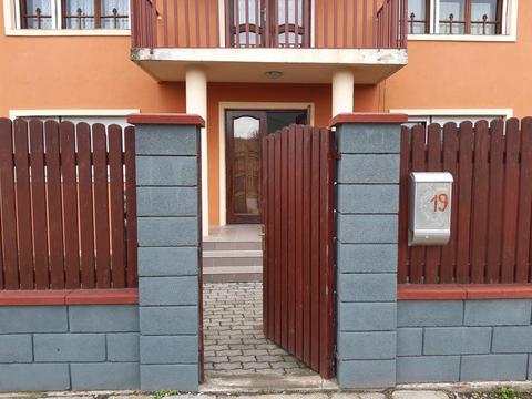 Închiriez apartament cu două camere la casă ciarda rosie