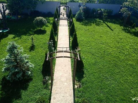 Oaza de verdeata,liniste si o vila superba,construita pt a fi locuita