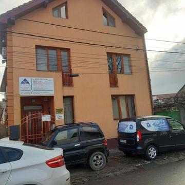 Închiriez spațiu central la parter