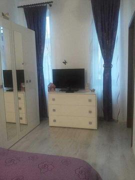 Vând apartament la casă