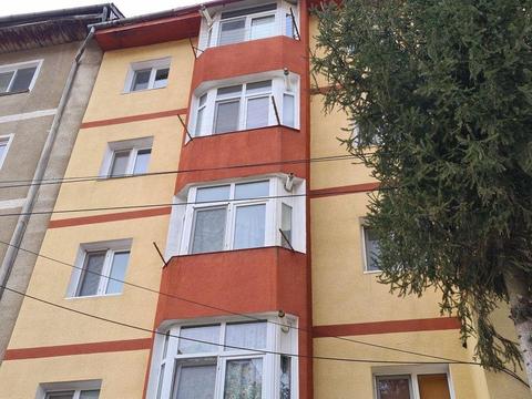 Vând Apartament Decomandat, camere, 2 băi, 2 coridoare, balcon, boxă