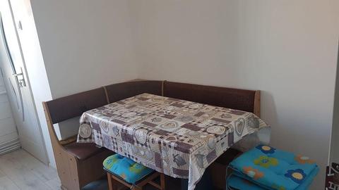 Închiriez apartament cu trei camere