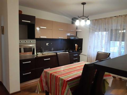 Inchiriez apartament 2 camere, zona Narcisa