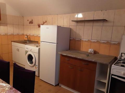 Inchiriez apartament spatios mobilat si utilat la vila