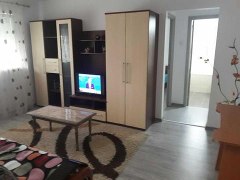 Închiriez apartament