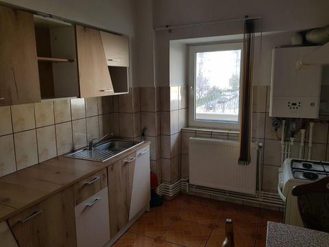 Ofer spre închiriere apartament cu 3 camere, zona centrala