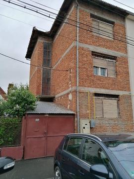 Vand casa cu etaj ,zona Parneava str.oituz